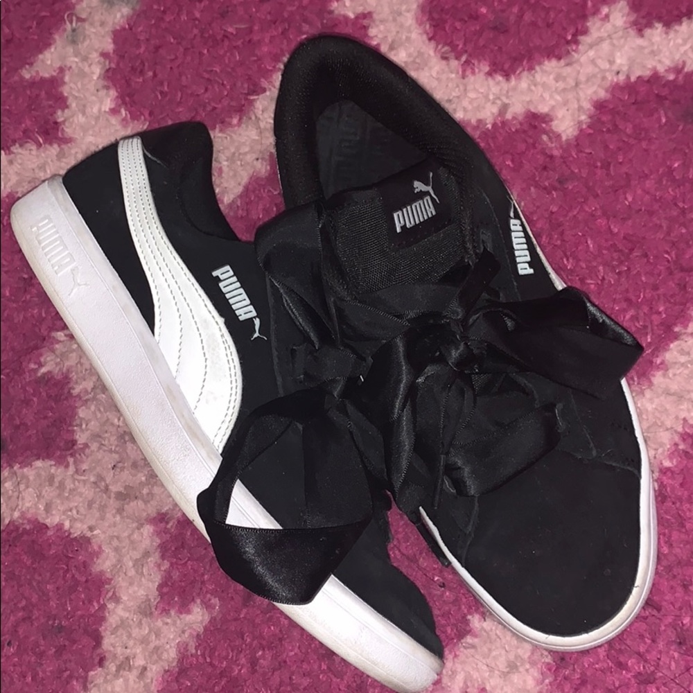 Black ribbon puma sneakers 💕